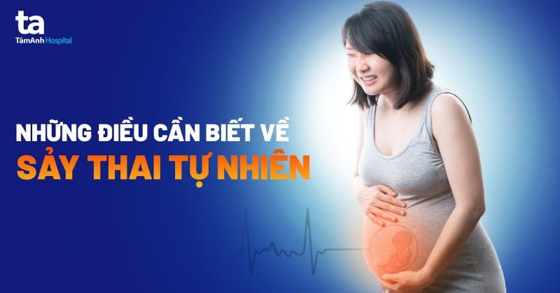 Hinh anh bac si dang tu van cho mot phu nu ve viec cham soc suc khoe thai ky som